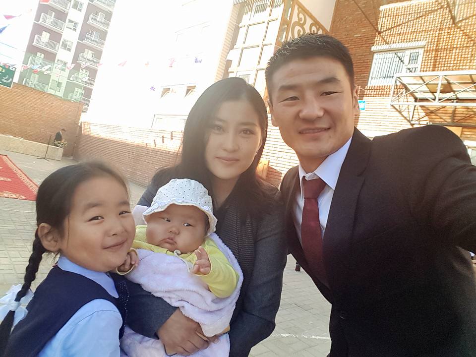 Монгол түмнээ омогшуулсан Д.Отгондалайгийн “гэр бүл”